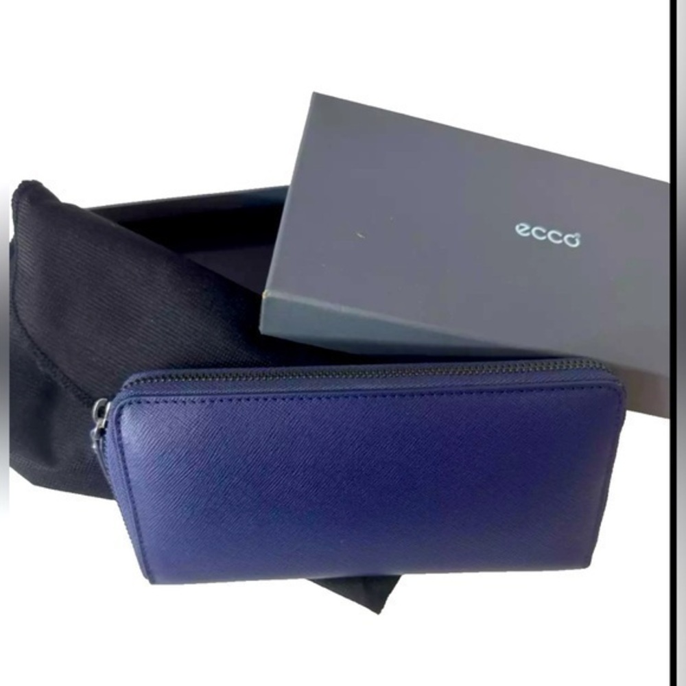 Ecco Women's New With Box Navy Long Wallet Minor Wear Leather Zip